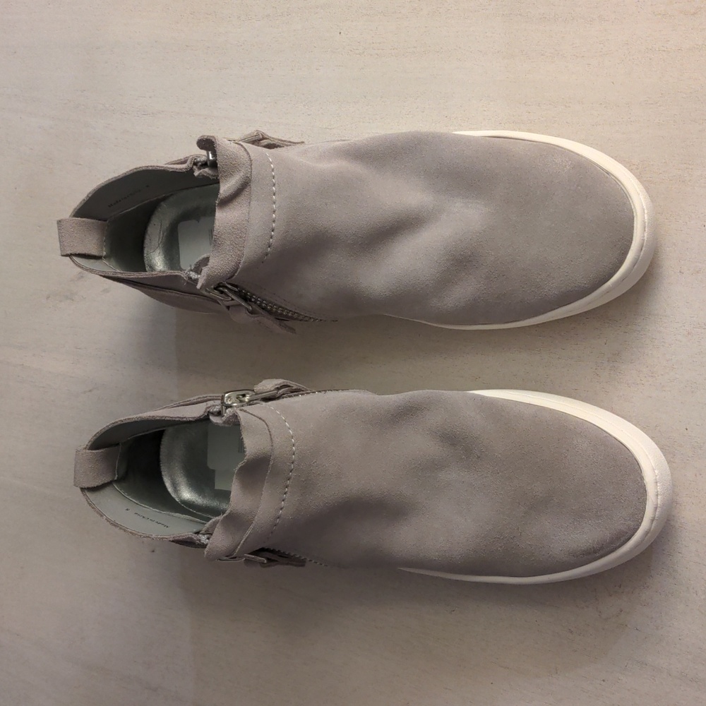 BRAND NEW NEVER WORN Dolce Vita Suede Grey and white Double Side Zip shoe Size 8